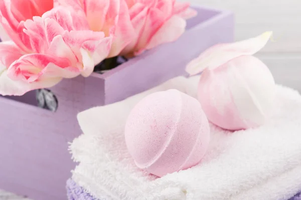 Lavendel Schuimende Bad Bommen Zepen Spa Concept Met Handdoeken Tulpen — Stockfoto