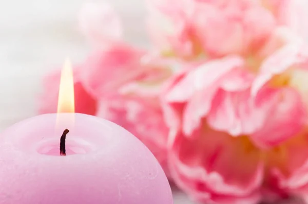 新鮮なピンク チューリップの花と点灯ろうそくをクローズ アップ — ストック写真