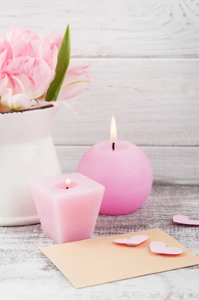 新鮮なピンクのチューリップの花 心と素朴な木製の背景にろうそくを点灯 — ストック写真