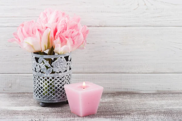 Свіжі Рожеві Квіти Тюльпанів Запалені Свічки Дерев Яному Фоні — стокове фото