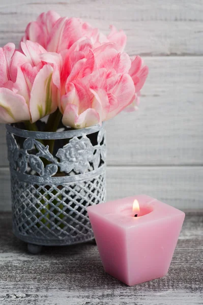 Flores Tulipán Rosadas Frescas Velas Encendidas Sobre Fondo Madera Rustik —  Fotos de Stock