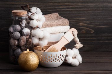 Altın mum ve pamuk ile Spa ürünleri