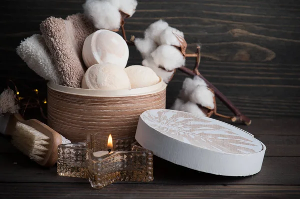 Productos de spa con vela dorada y algodón —  Fotos de Stock