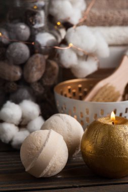 Altın mum ve pamuk ile Spa ürünleri