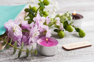 Çiçek ve mumlar ile Mavi not defteri