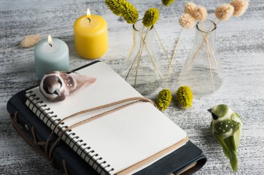 Eski ahşap masa üstünde açık defter