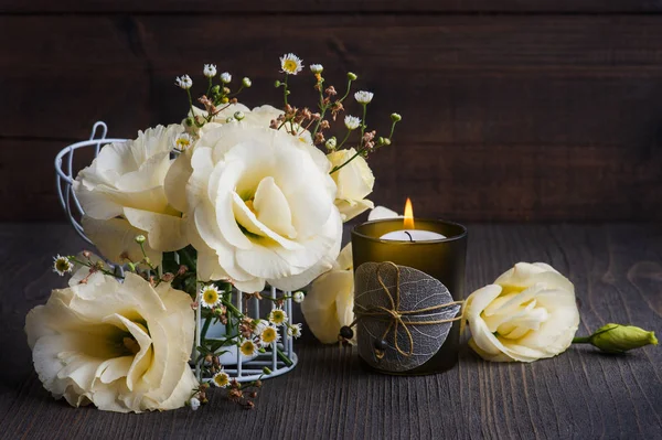 Gula Lisianthus blommor och tända ljus — Stockfoto