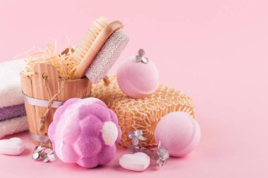 Pembe arka planda Aroma banyo bombası