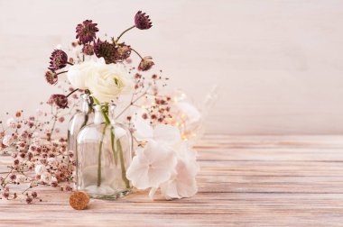 Beyaz ranunculus ve ortanca çiçekler