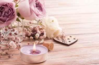 Beyaz ranunculus ve güller