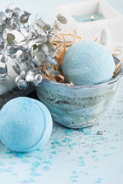 Spa mavi banyo bombaları ile ayarlayın