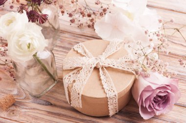Beyaz ranunculus ve hediye kutusu ile gül