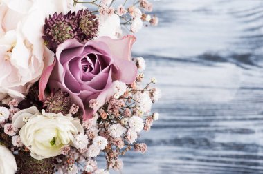 tin tencerede ortanca çiçekler 