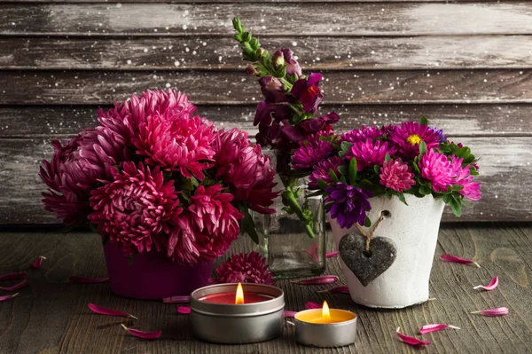 Красная хризантема и зажженные свечи — стоковое фото