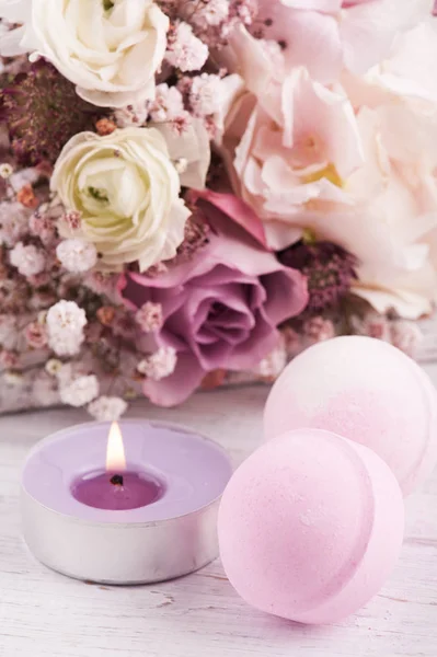 Bomby aromatyczne do kąpieli z różowym fioletowym bukietem — Zdjęcie stockowe