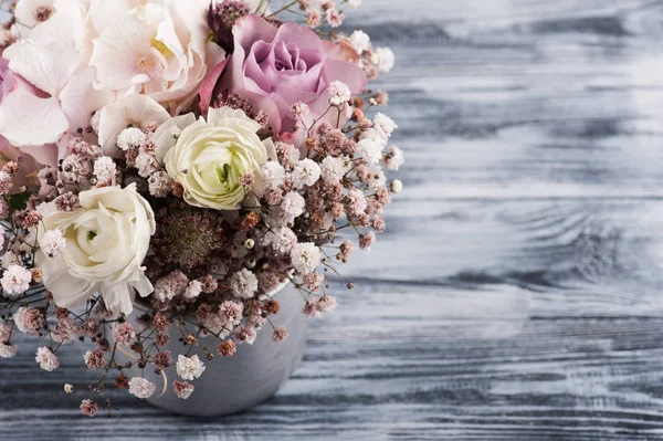 Hortensias flores en maceta de estaño —  Fotos de Stock