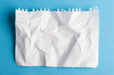 Ufalanmış beyaz kağıt sayfası