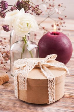 Beyaz ranunculus ve ortanca çiçekler