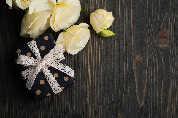 Flores de lisianto amarillo y caja de regalo — Foto de Stock