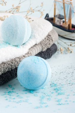 Spa mavi banyo bombaları ile ayarlayın