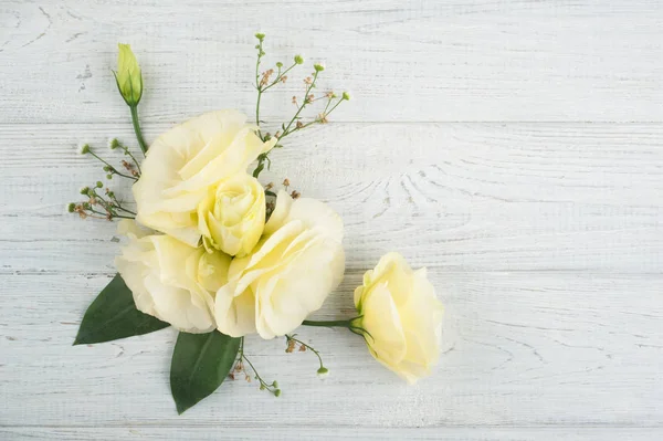 Gele Lisianthus bloemen en verlicht kaars — Stockfoto