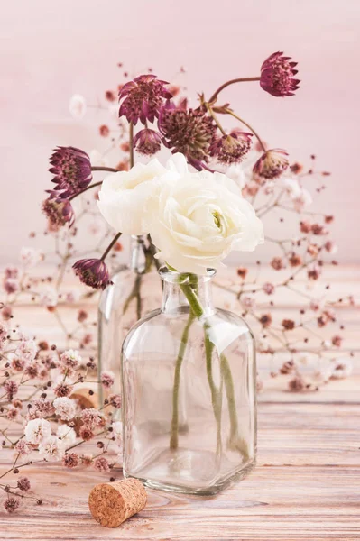 Witte Ranunculus en hortensia bloemen — Stockfoto