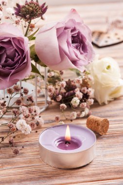 Beyaz ranunculus ve güller