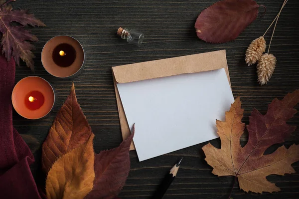 Herbstliche Blätter und brennende Kerzen — Stockfoto