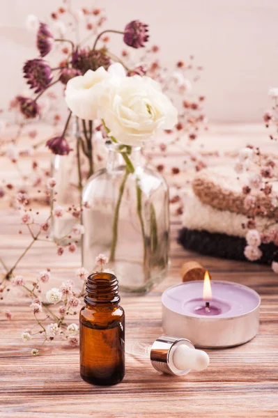 Essential oil with white ranunculus — Stock Photo, Image