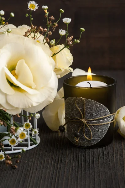 Žluté Lisianthus květiny a zapálenou svíčku — Stock fotografie