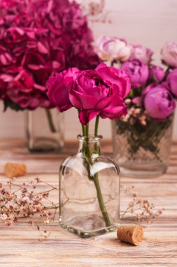 Kırmızı ortanca çiçekler ve pembe güller