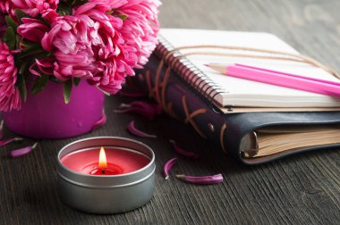 Kırmızı krizantem ve not defteri