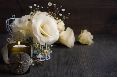 Sarı lisianthus çiçekler ve yanan mum