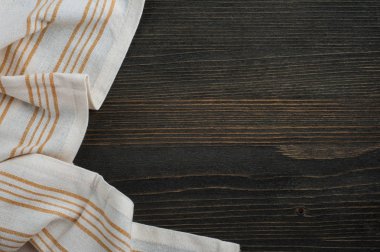 Beyaz peçete ile koyu ahşap arka plan