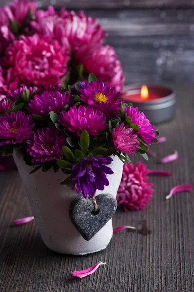 Crisântemo vermelho e velas acesas — Fotografia de Stock