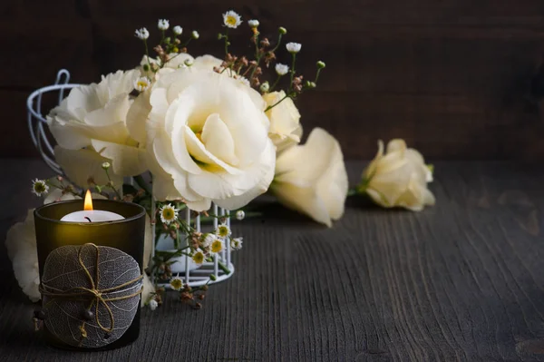 Желтые лисианские цветы и зажжённые свечи — стоковое фото