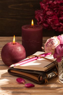 Kırmızı ortanca çiçekler ve pembe güller