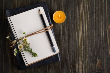 yabani çiçekler ile boş defter