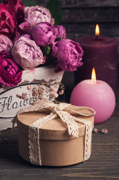 Rode hortensia bloemen en roze rozen — Stockfoto