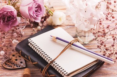 Beyaz ranunculus ve ortanca çiçekler