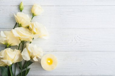 Sarı lisianthus çiçekleri