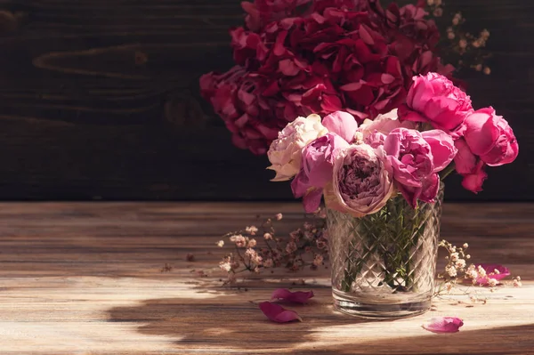 Flores de hortensias rojas y rosas rosadas —  Fotos de Stock