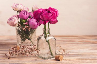 Kırmızı ortanca çiçekler ve pembe güller