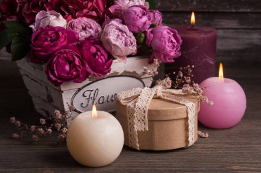 Kırmızı ortanca çiçekler ve pembe güller