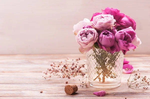 Κόκκινη Ορτανσία λουλούδια και ροζ τριαντάφυλλα — Φωτογραφία Αρχείου