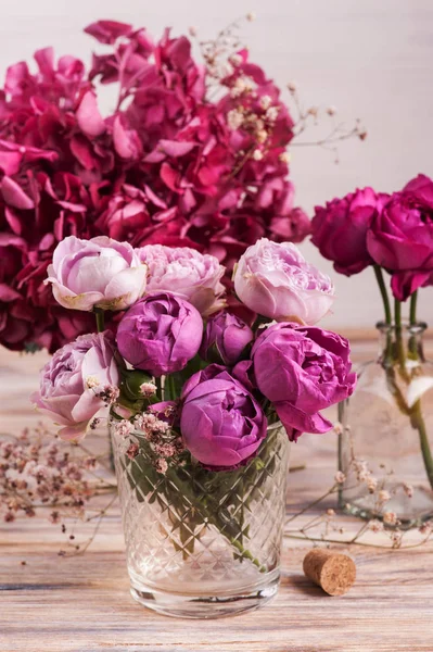 Flores de hortensias rojas y rosas rosadas —  Fotos de Stock