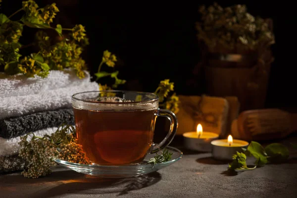 Tasse de thé et bougies allumées — Photo