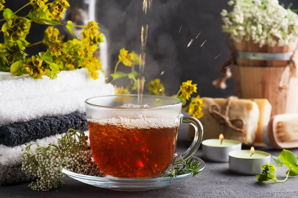 Tasse de thé et bougies allumées — Photo