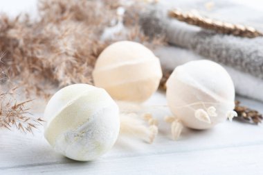 Banyo bombaları kuru çiçekler ve havlularla kaplıcaya konulacak. Aromaterapi düzenleme, zen natürmort