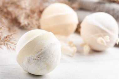Banyo bombaları kuru çiçekler ve havlularla kaplıcaya konulacak. Aromaterapi düzenleme, zen natürmort
